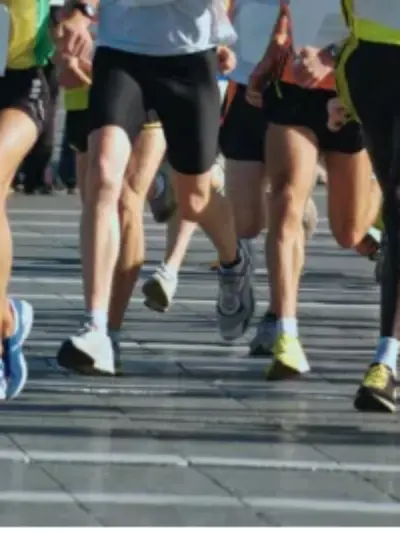 Large group of runners running a marathon thumbnail